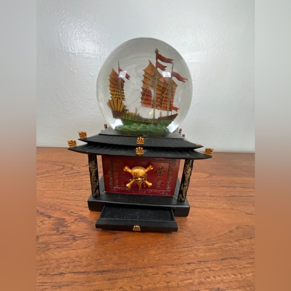 Pirates of the Caribbean - At World's End Snowglobe - Picture 6 of 6